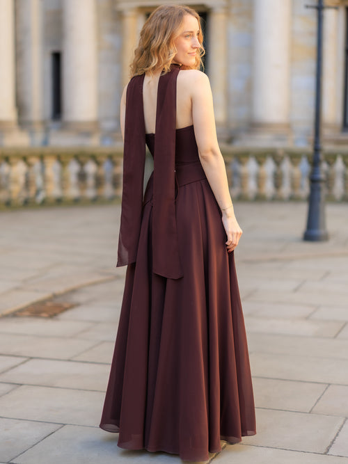 Elegantes Abendkleid in Burgunder mit freiem Rücken und Schleppe, perfekt für Ball und Gala