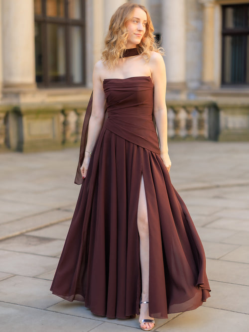 Elegantes Abendkleid in Burgunder mit Schlitz und Choker, perfekt für Ball und Gala