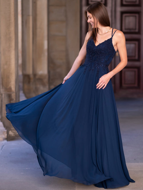 Elegantes Abendkleid in Dunkelblau mit Paillettenbesatz und fließendem Rock