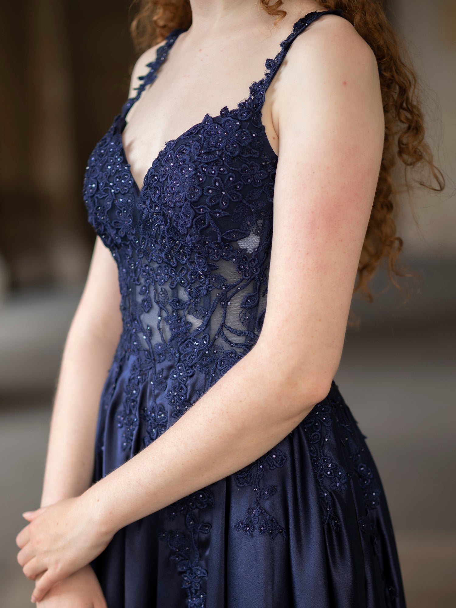 Elegantes Abendkleid in Dunkelblau mit floraler Spitze und Perlenbesatz, perfekt für besondere Anlässe
