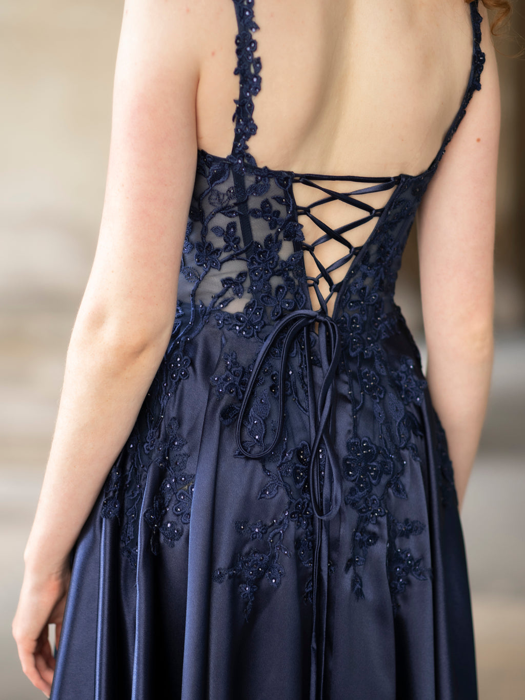 Elegantes Abendkleid mit Spitzenbesatz und Schnürung im Rücken, dunkelblau