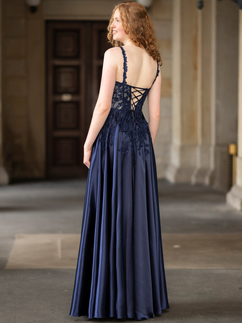 Elegantes Abendkleid in Marineblau mit Spitzenbesatz und Rückenausschnitt