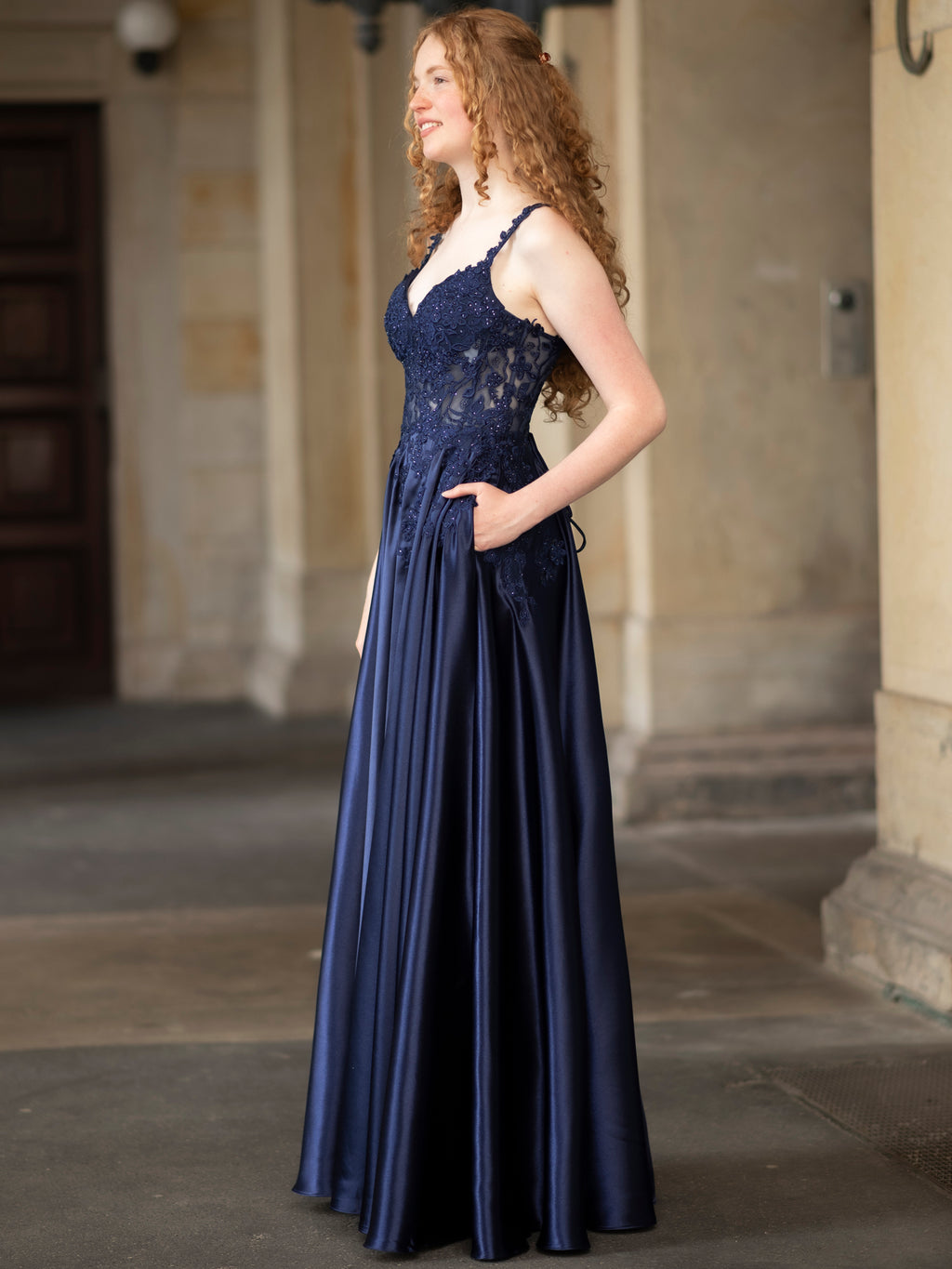 Elegantes dunkelblaues Abendkleid mit Spitzenoberteil und fließendem Satinrock, perfekt für besondere Anlässe