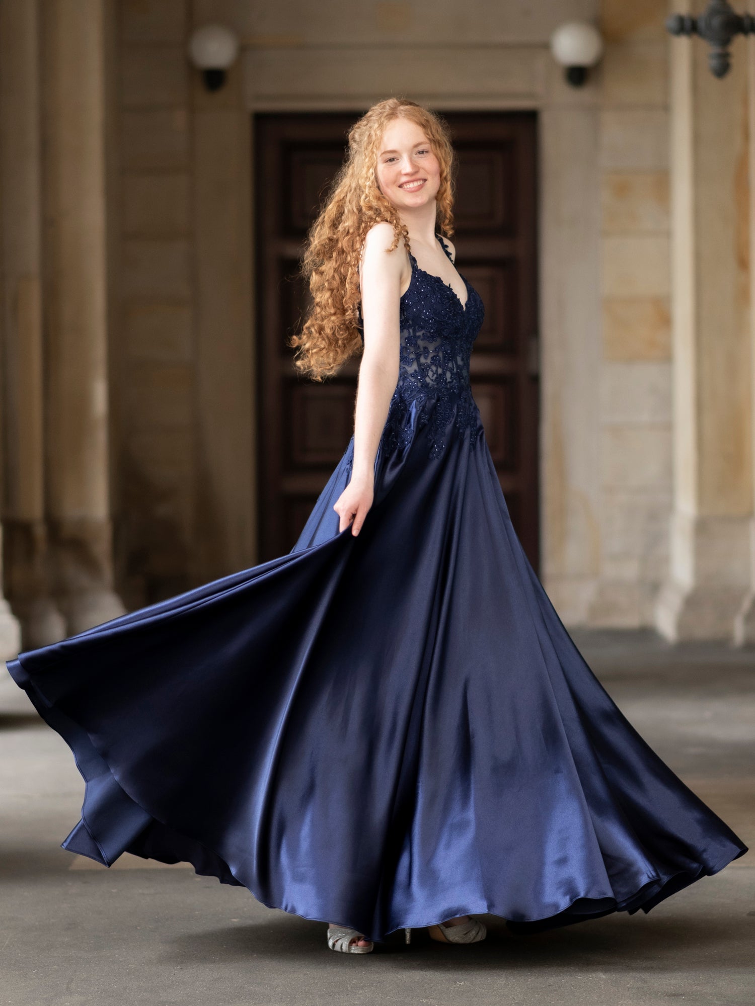 Elegantes Abendkleid in Navyblau mit Spitzenbesatz und fließendem Rock, perfekt für Ball und Gala.