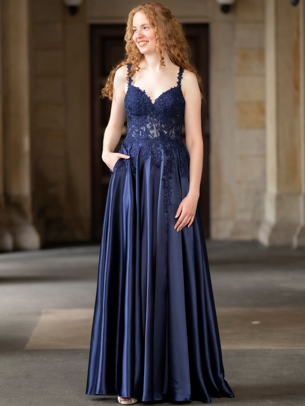 Elegantes navyblaues Abendkleid mit Spitzenbesatz und A-Linie, perfekt für Ball und Gala