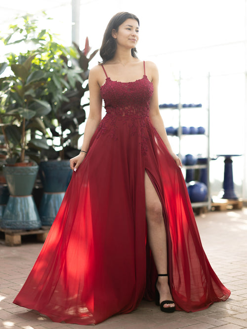 Rotes Abendkleid mit Spitze und Schlitz, perfekt für Ball und Gala