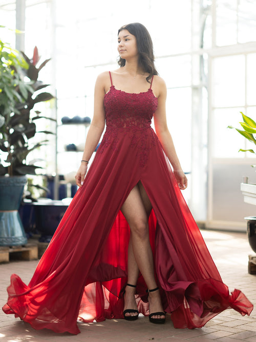 Rotes Abendkleid mit Spitze und Schlitz, perfekt für Ball und Gala