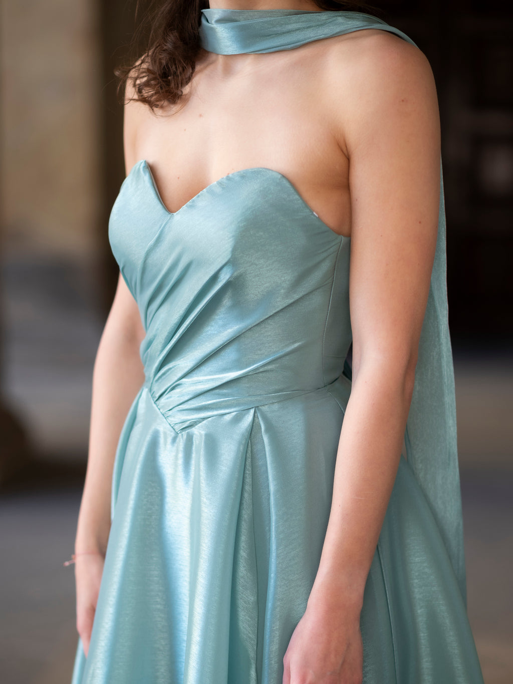 Elegantes Abendkleid in Mint mit Neckholder und drapiertem Bustier, perfekt für Ball und Gala
