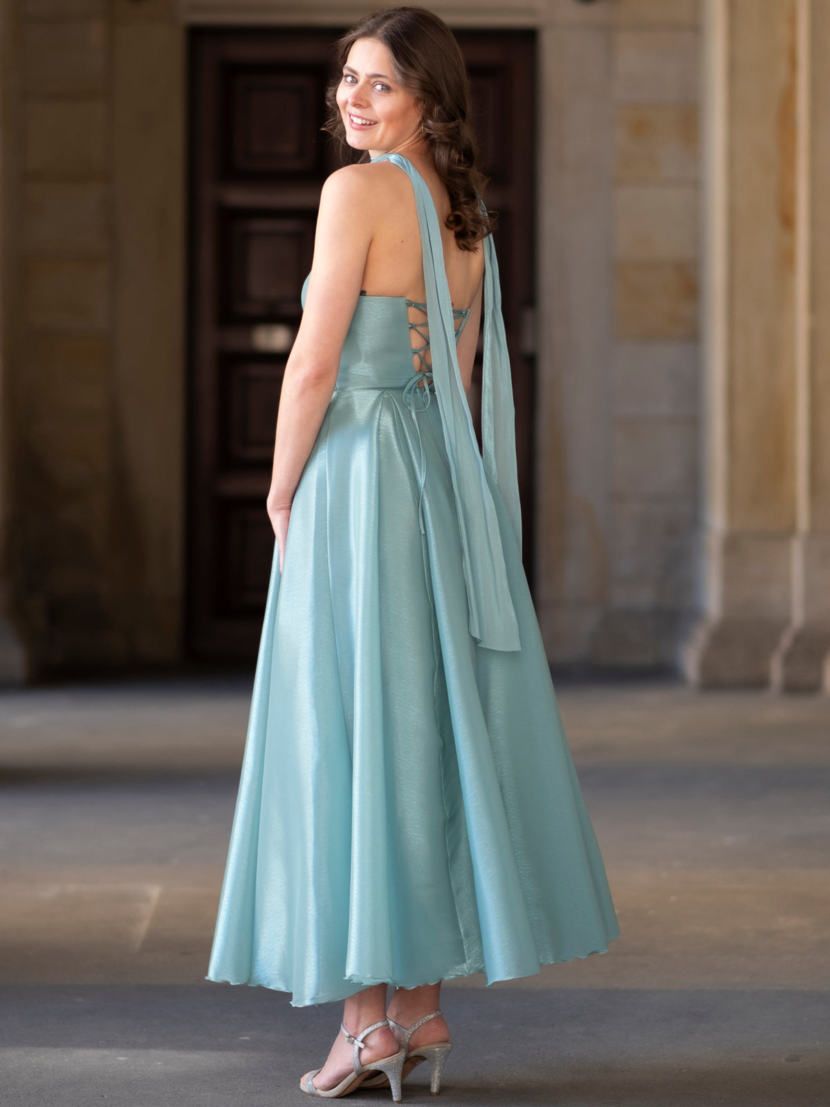 Elegantes Abendkleid in Mint mit Rückenausschnitt und Schleifen-Detail, perfekt für besondere Anlässe
