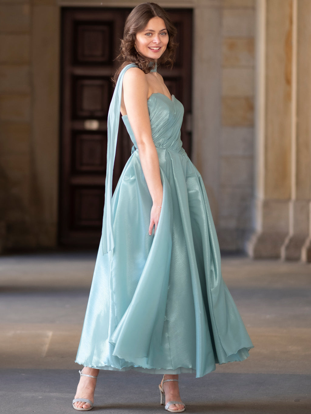 Elegantes türkisfarbenes Abendkleid mit Schleppe und Trägern, perfekt für Ball und Gala