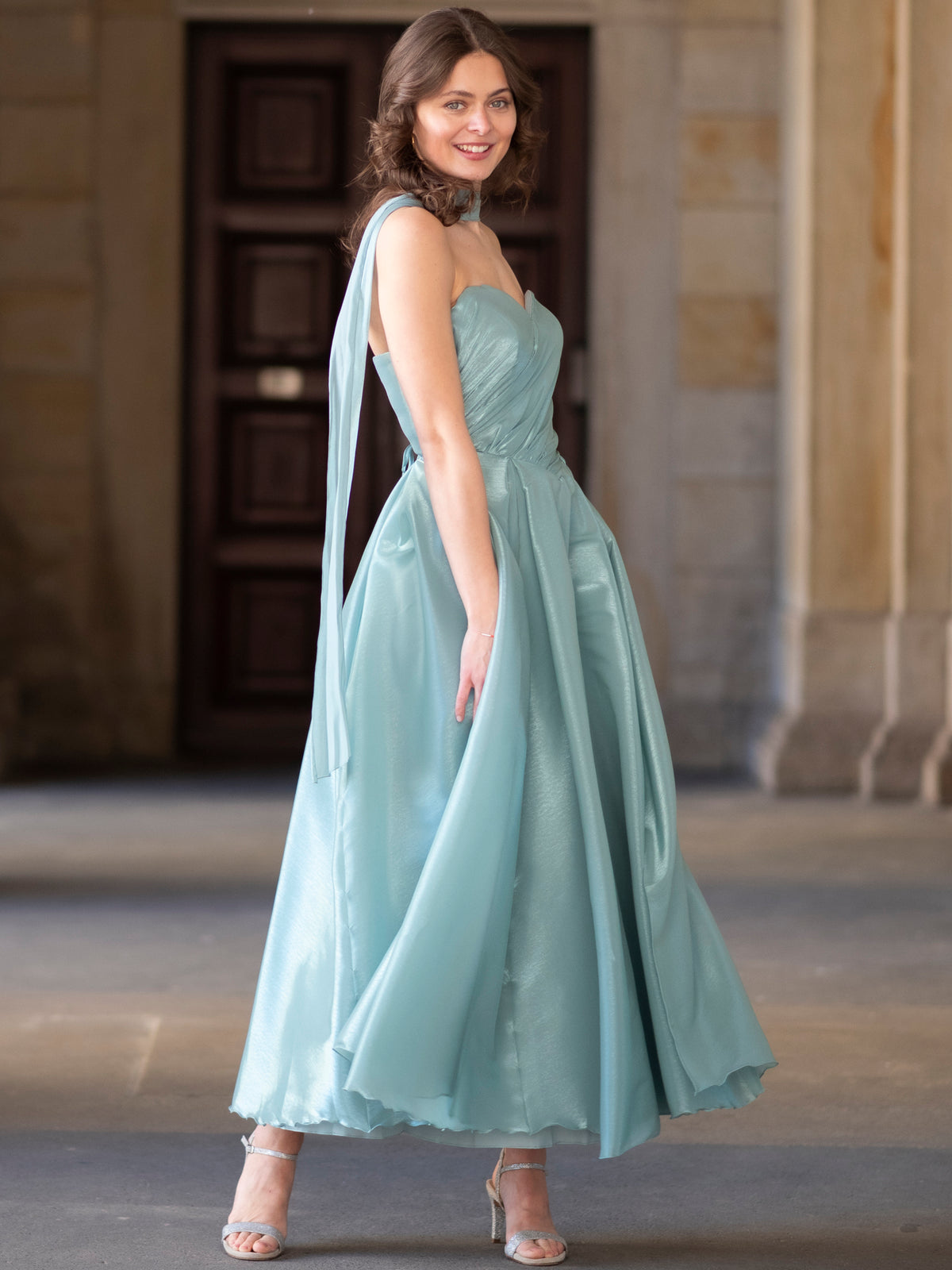 Elegantes türkisfarbenes Abendkleid mit Schleppe und Trägern, perfekt für Ball und Gala