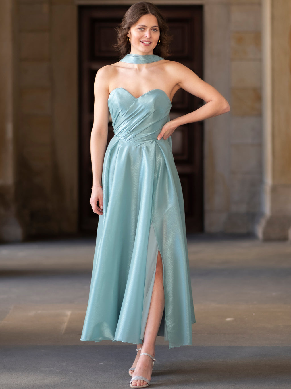 Elegantes mintfarbenes Abendkleid mit Schlitz und Halter-Ausschnitt, perfekt für besondere Anlässe