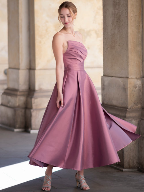 Elegantes rosafarbenes Abendkleid mit asymmetrischem Ausschnitt und fließendem Rock, perfekt für besondere Anlässe