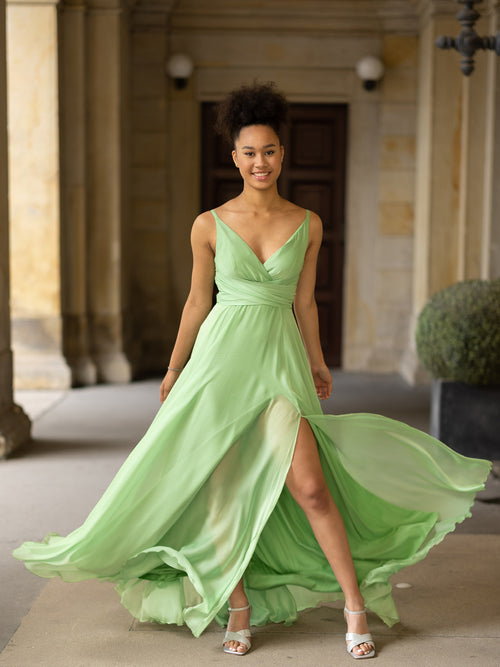 Elegantes grünes Abendkleid mit Schlitz und V-Ausschnitt, perfekt für besondere Anlässe
