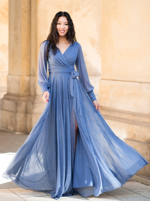Blaues Abendkleid mit Glitzer, langen Ärmeln und Schlitzeffekt – perfekt für Ball und Gala