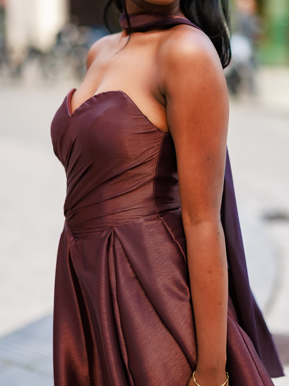 Elegantes türkisfarbenes Abendkleid mit Schleppe und Trägern, perfekt für Ball und Gala