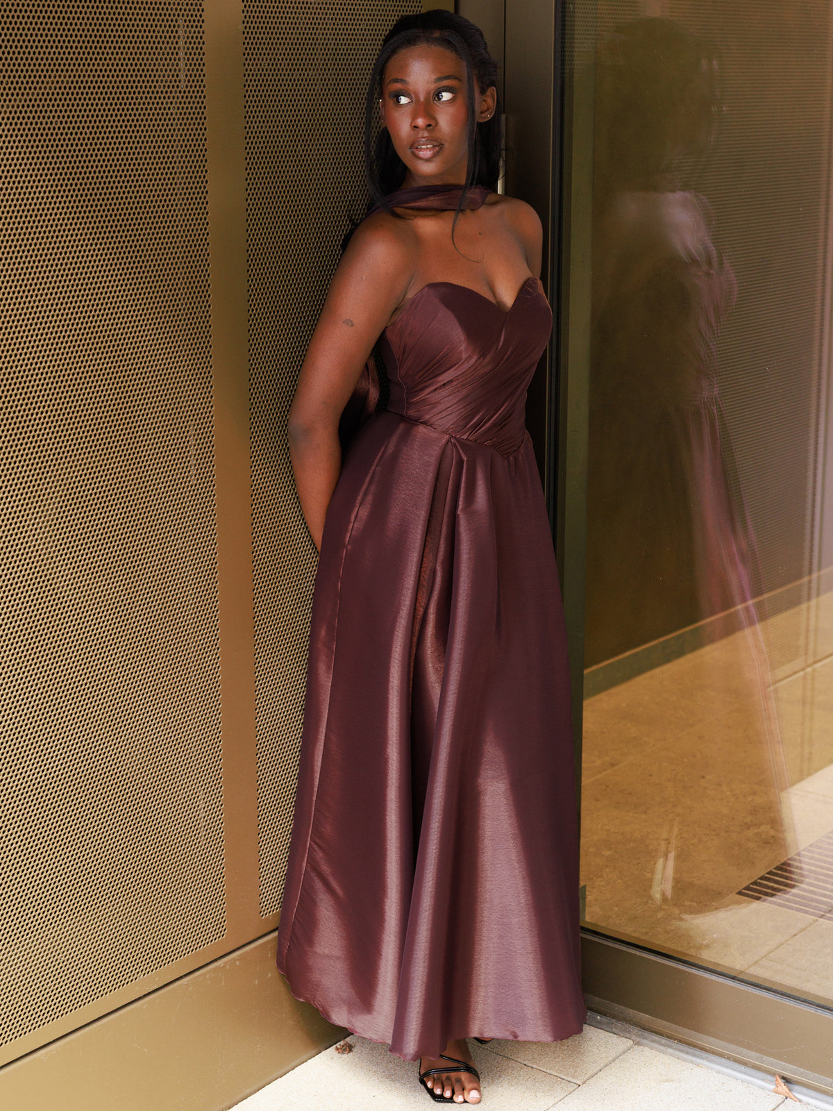 Elegantes mintfarbenes Abendkleid mit Schlitz und Halter-Ausschnitt, perfekt für besondere Anlässe