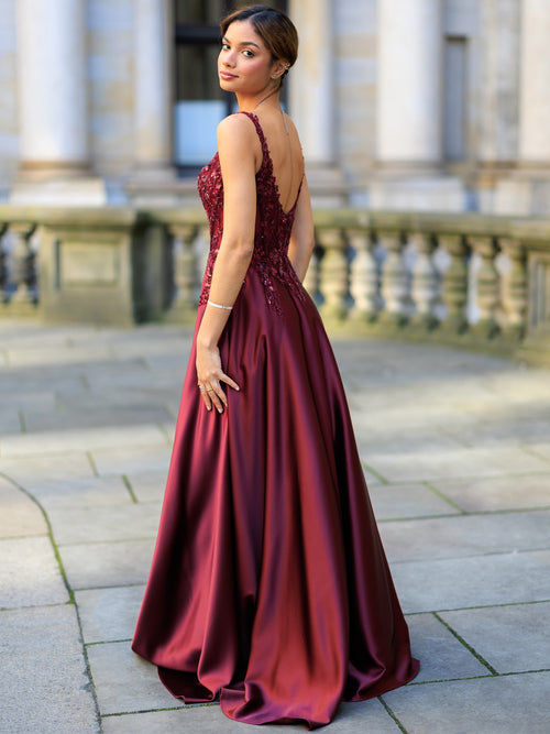 Elegantes Abendkleid in Weinrot mit Spitzenbesatz und offenem Rücken, perfekt für Ball und Gala